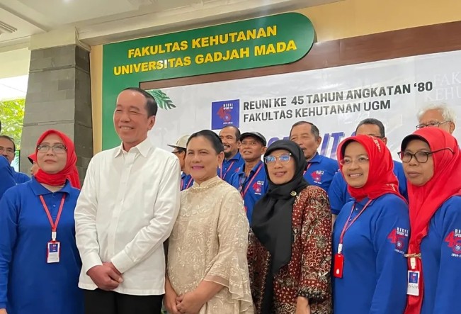 Jokowi didampingi istri Iriana Joko Widodo hadiri reuni ke-45 Angkatan 80 Fakultas Kehutanan UGM, Sabtu (26/7/2025). [Instagram @jokowi]